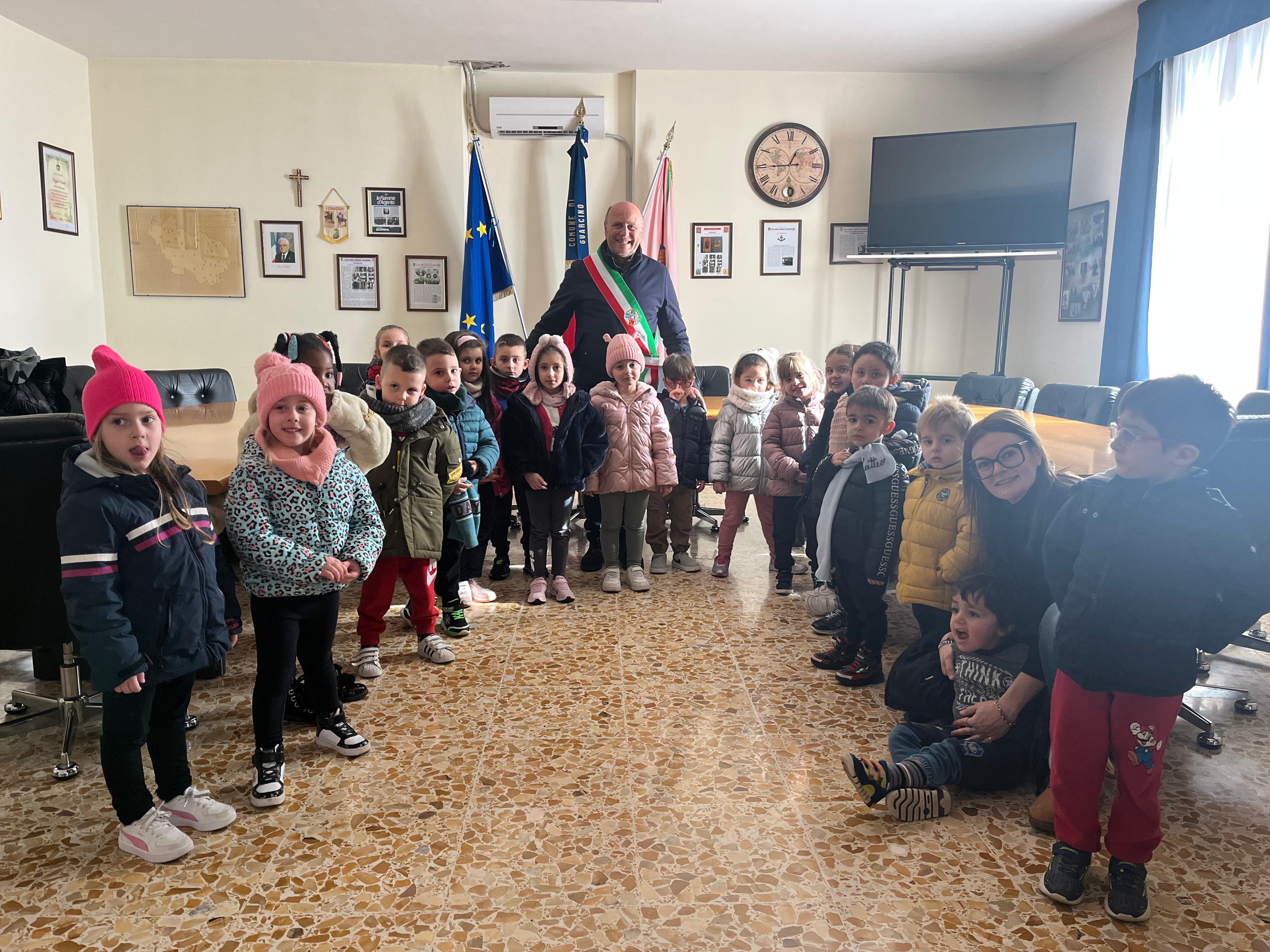 I bimbi dell'infanzia in visita al Municipio 